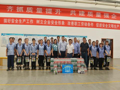 炎炎夏日，，，，，，，市总工会送清凉，，，，，，，丝丝关爱暖人心